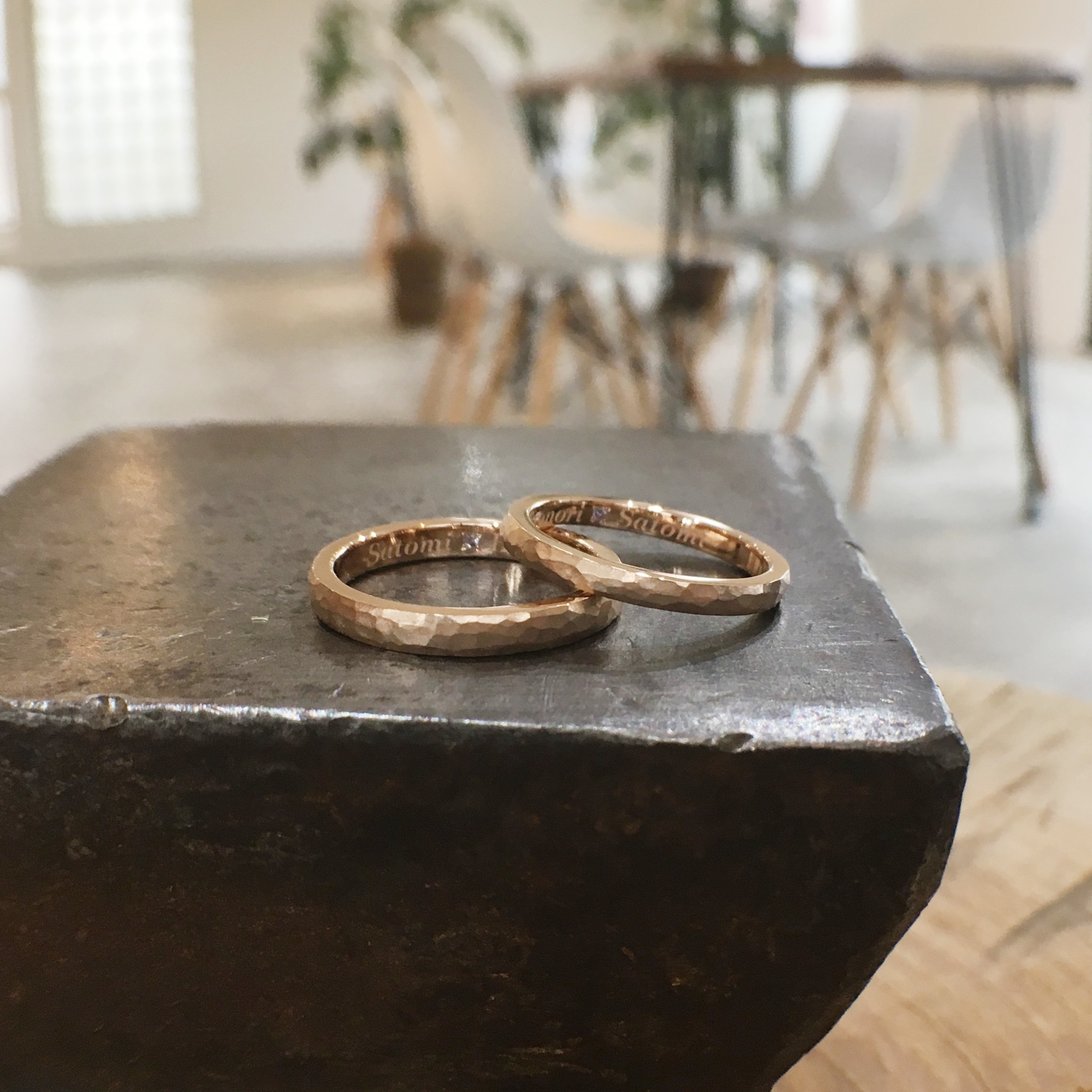 鎚目を施したアンティーク調の結婚指輪