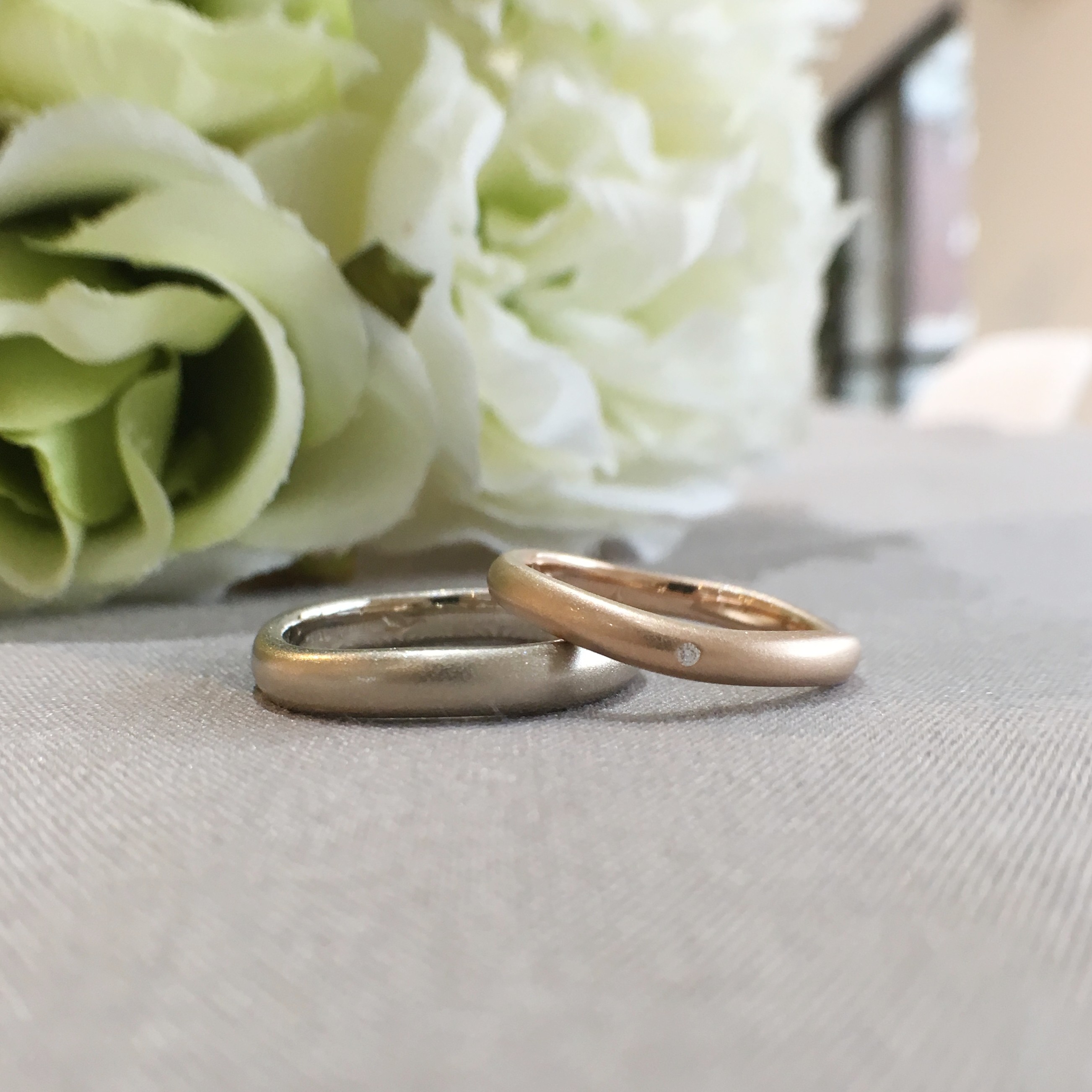 マットなウェーブデザインの結婚指輪