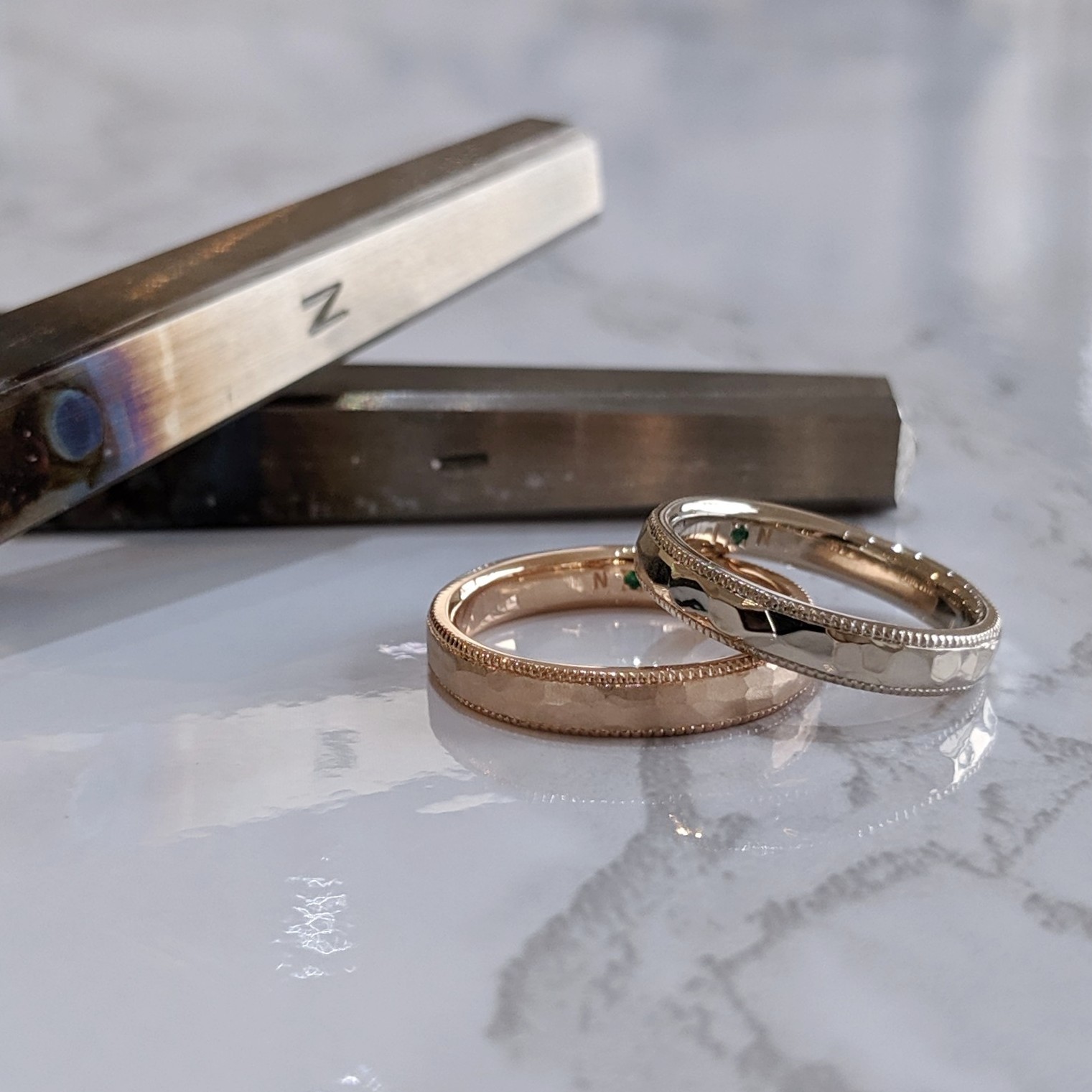 槌目とミルグレインの結婚指輪