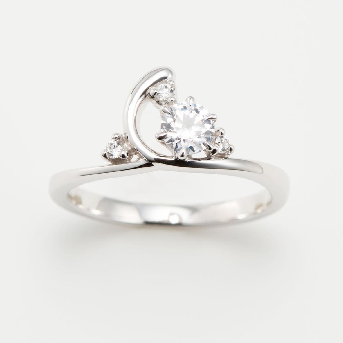 ゴージャスなデザインのプラチナの婚約指輪