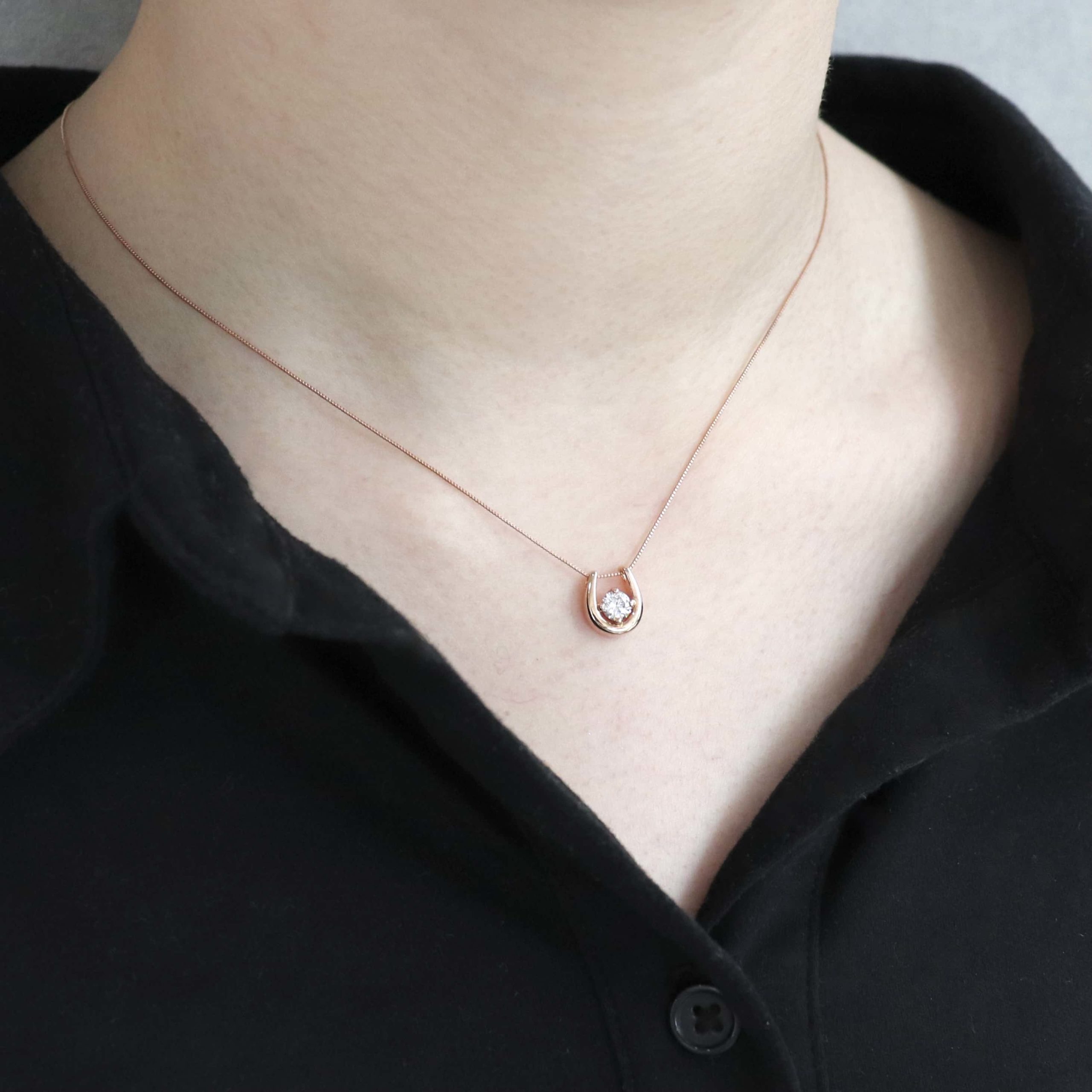 おしゃれなデザインのピンクゴールドの婚約ネックレス｜鶴