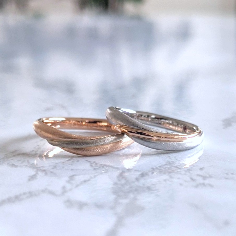 U字カーブのコンビリングの結婚指輪