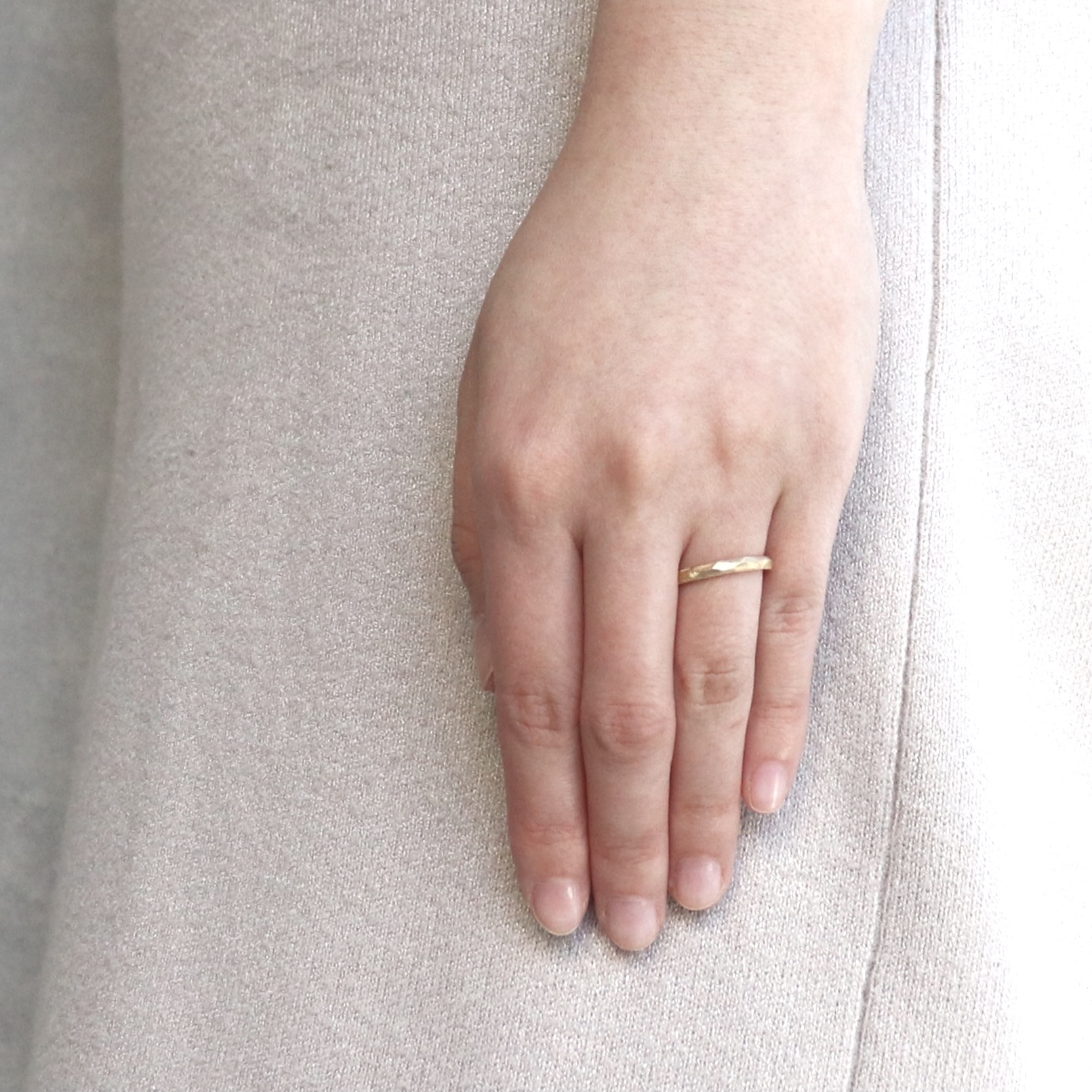 おしゃれな多面デザインのマットな結婚指輪｜オーダーメイド 鶴 (mikoto)