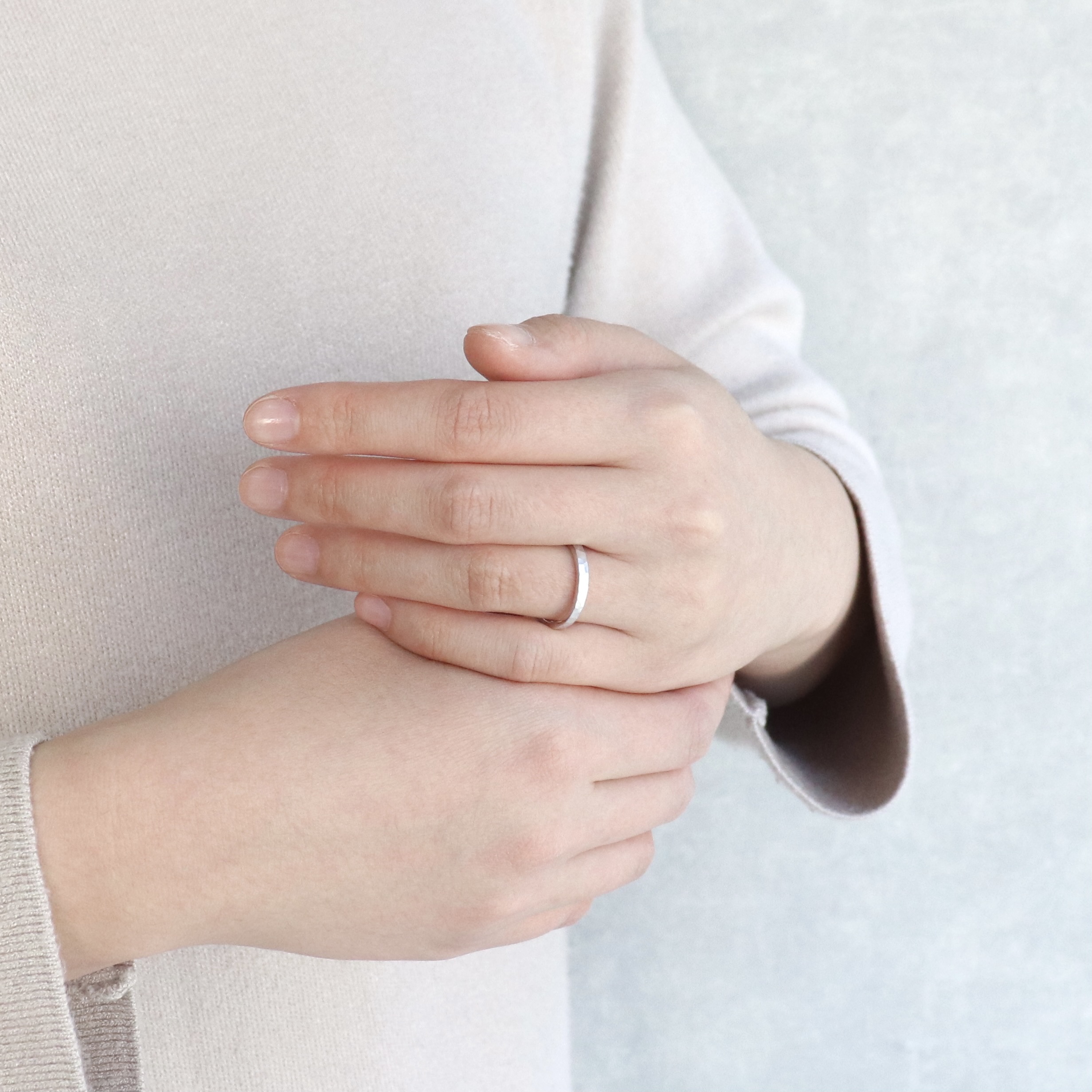 プラチナに鎚目マット（艶消し）を施した結婚指輪｜鶴 (mikoto)