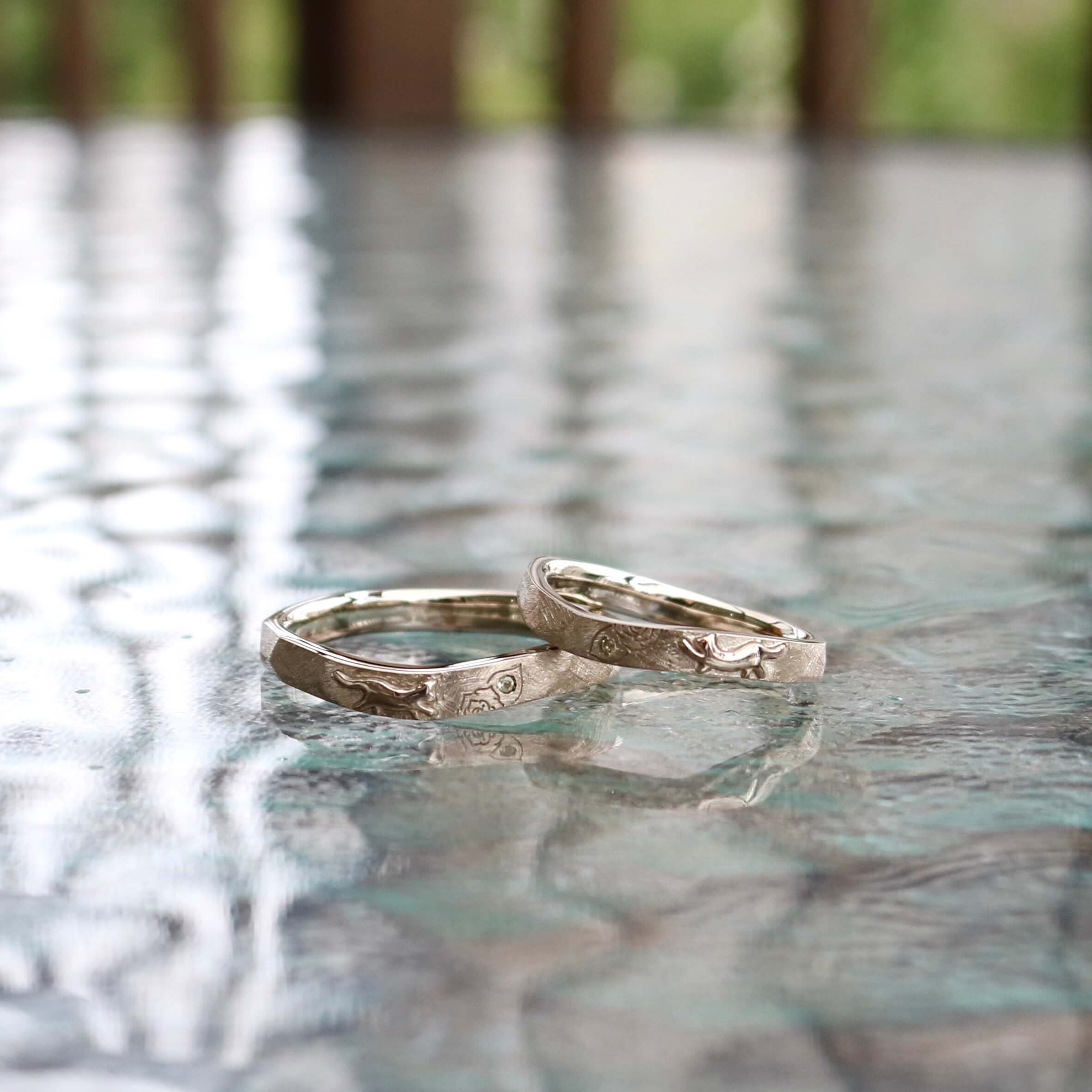 ぷっくり猫のシルエットと重ねることで完成する一輪のバラの結婚指輪