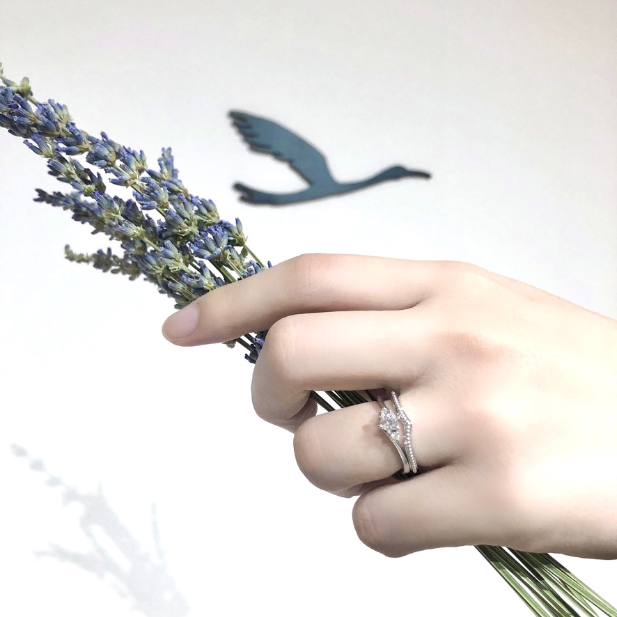 ウェーブデザインの結婚指輪と婚約指輪の重ね付け