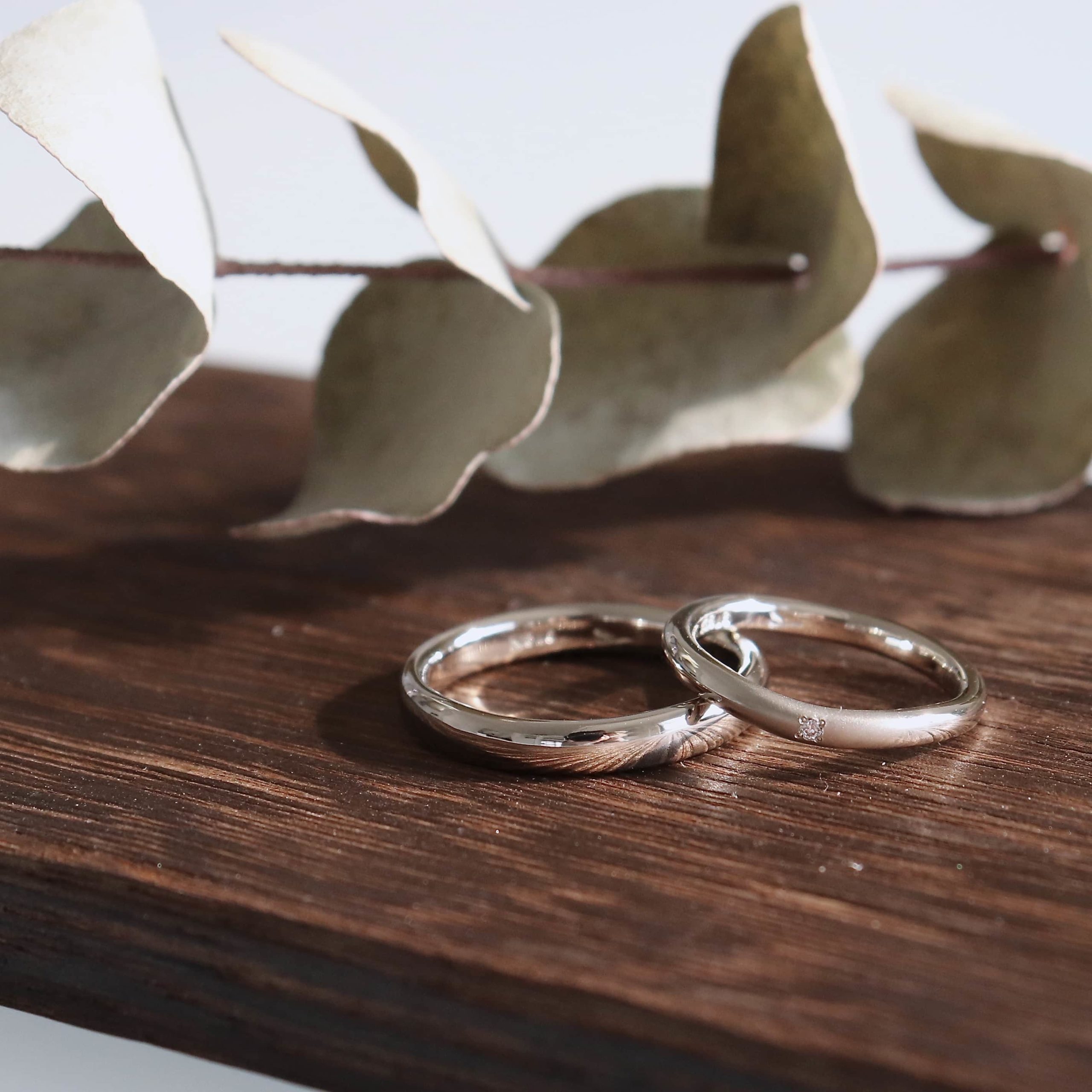 ウェーブデザインのホワイトゴールドの結婚指輪