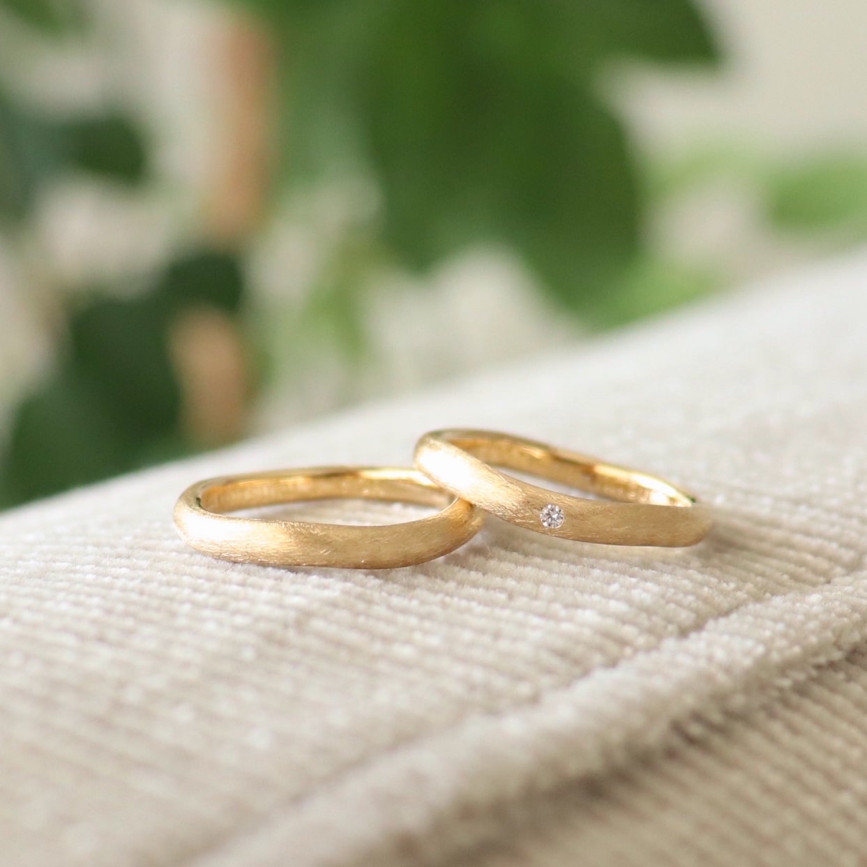 イエローゴールドのマットな結婚指輪