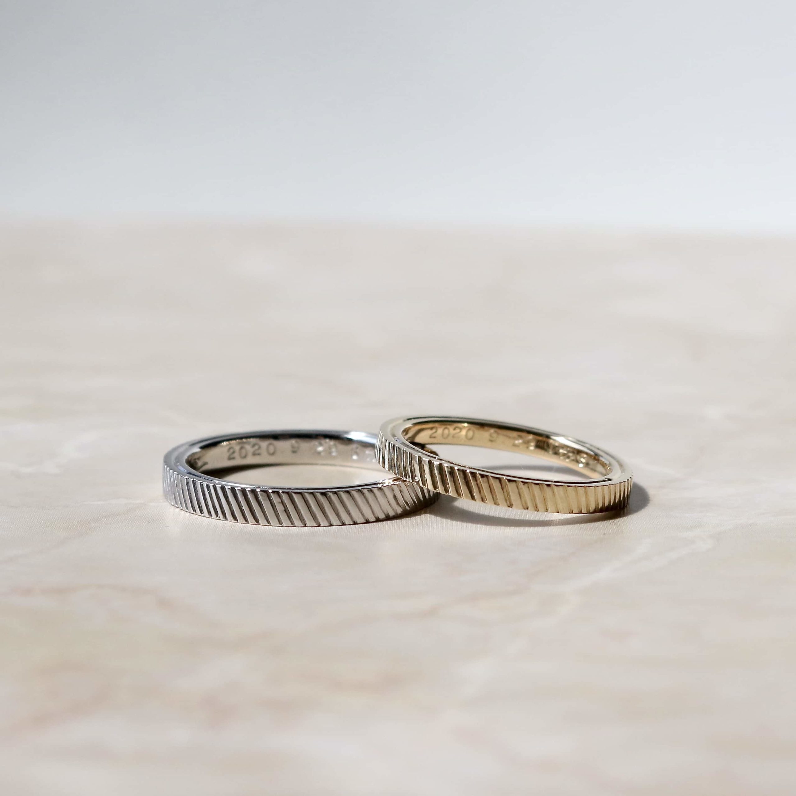 彫り模様を施したプラチナの結婚指輪