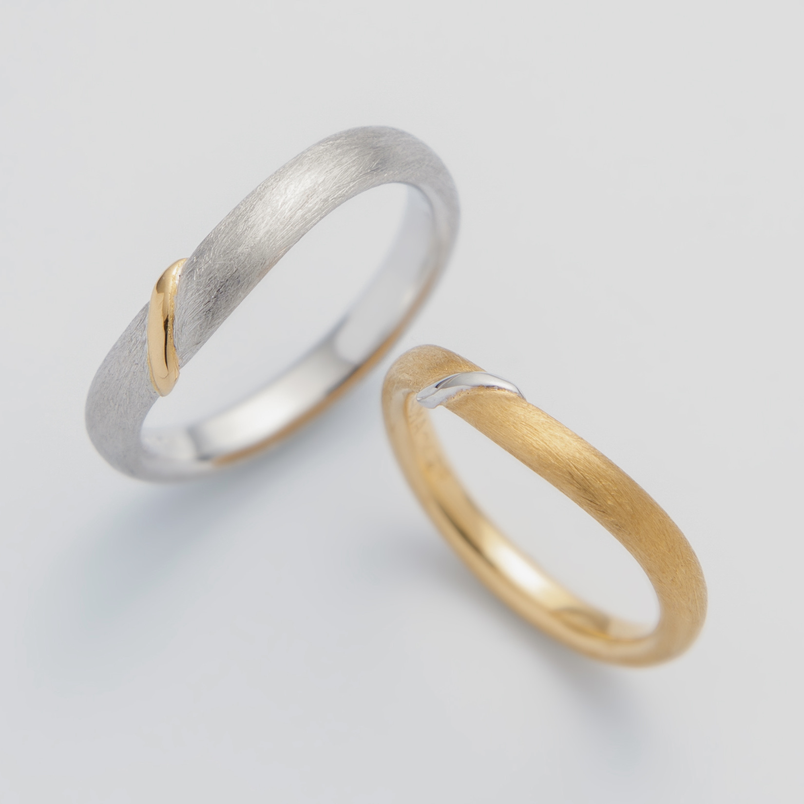 S字カーブのコンビの結婚指輪