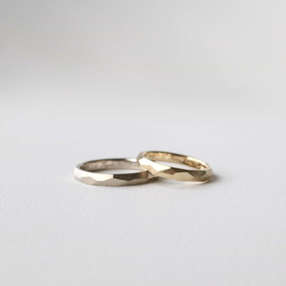 多面デザインの色違いの結婚指輪