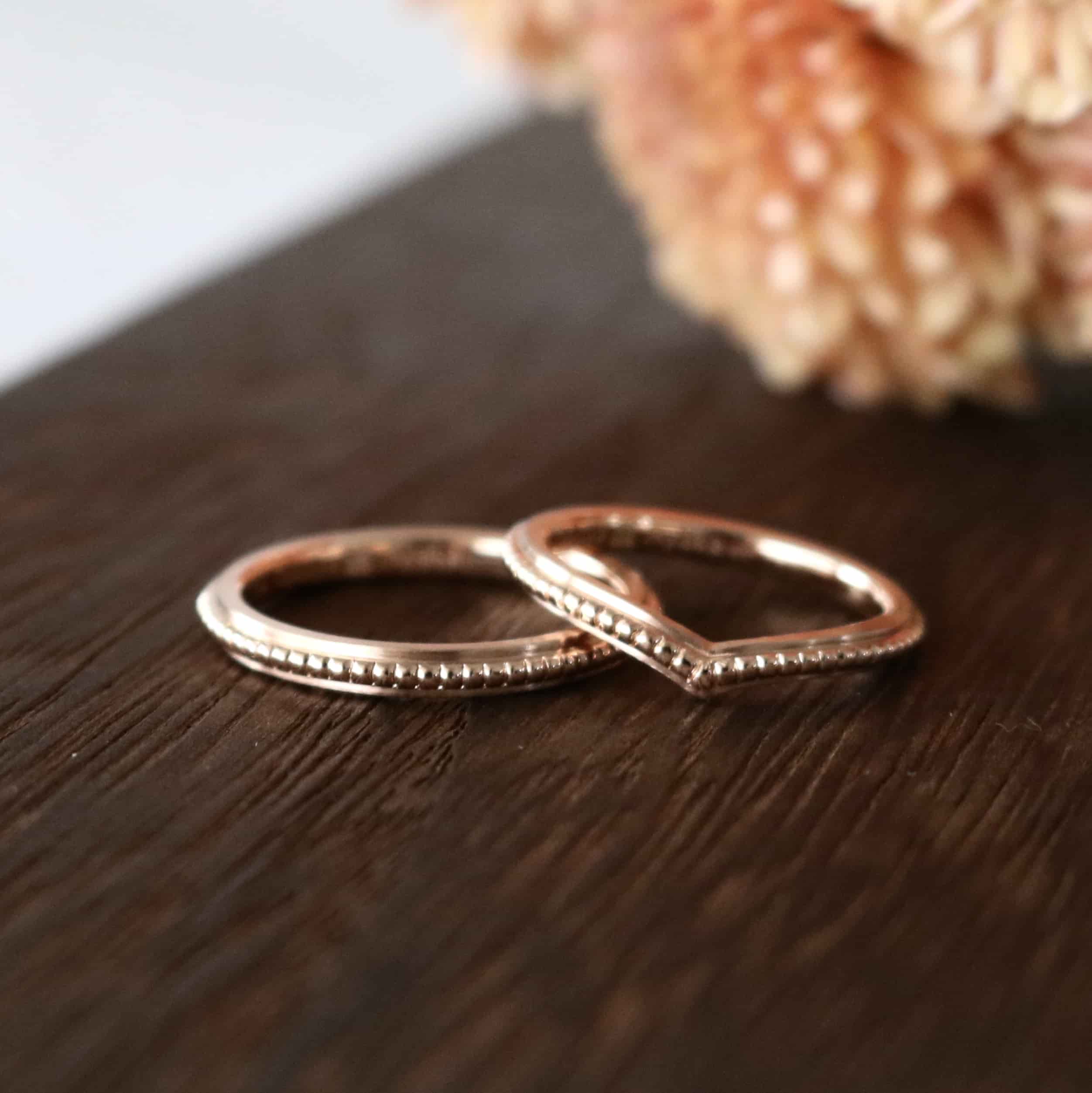 ミルグレインを施した細身のピンクゴールド結婚指輪