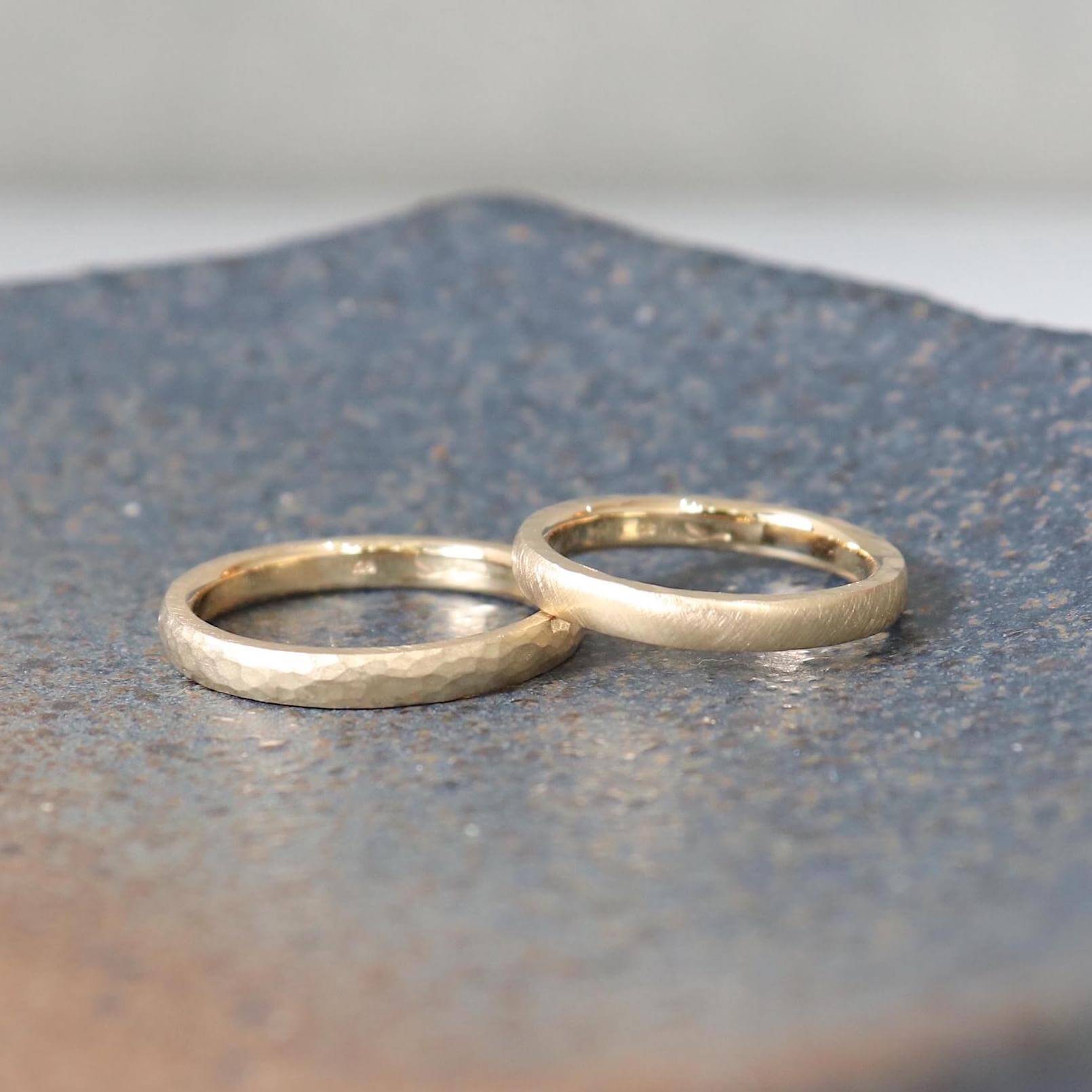 側面に共通点を表現したゴールドの結婚指輪
