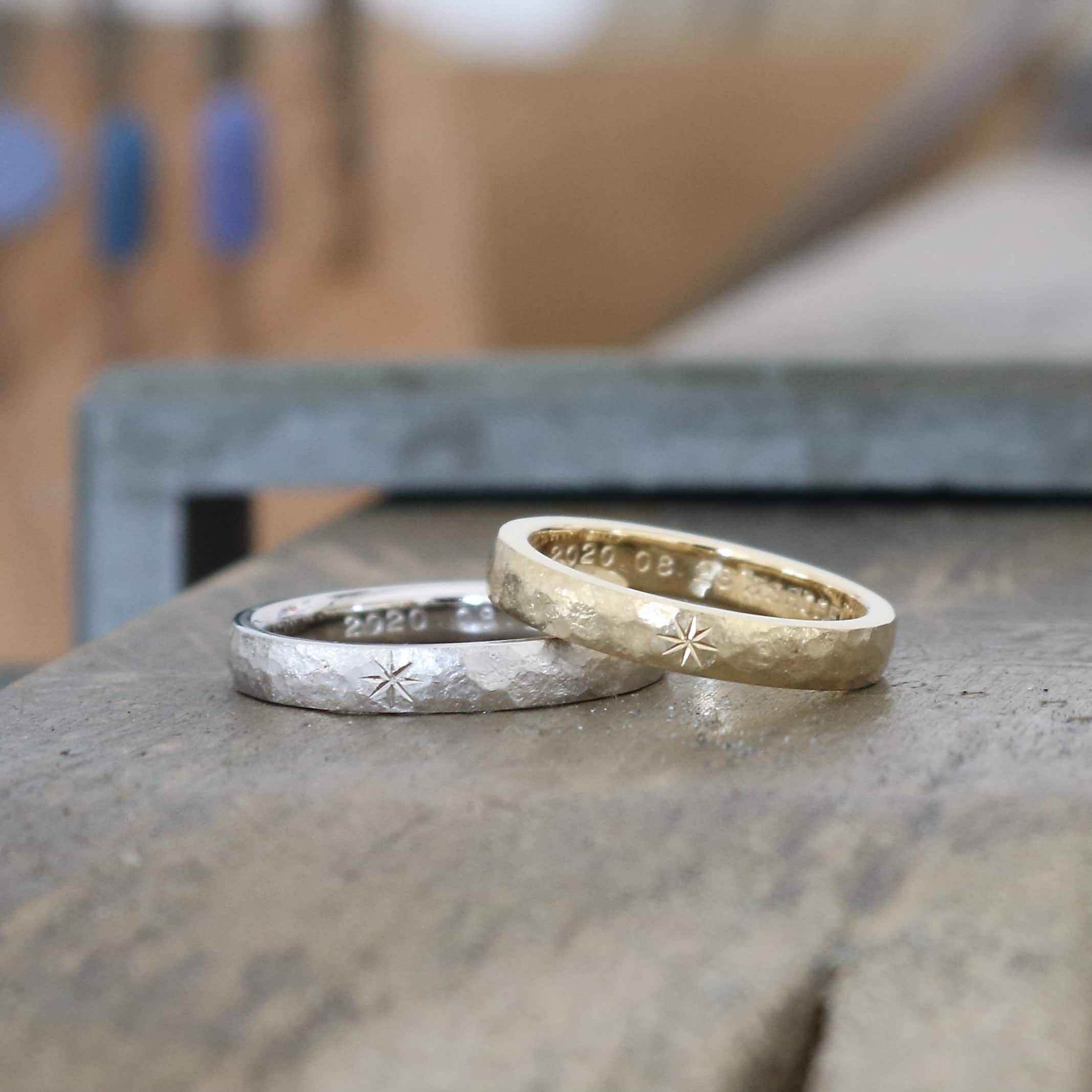 錆鎚目を施した星の飾り彫り結婚指輪