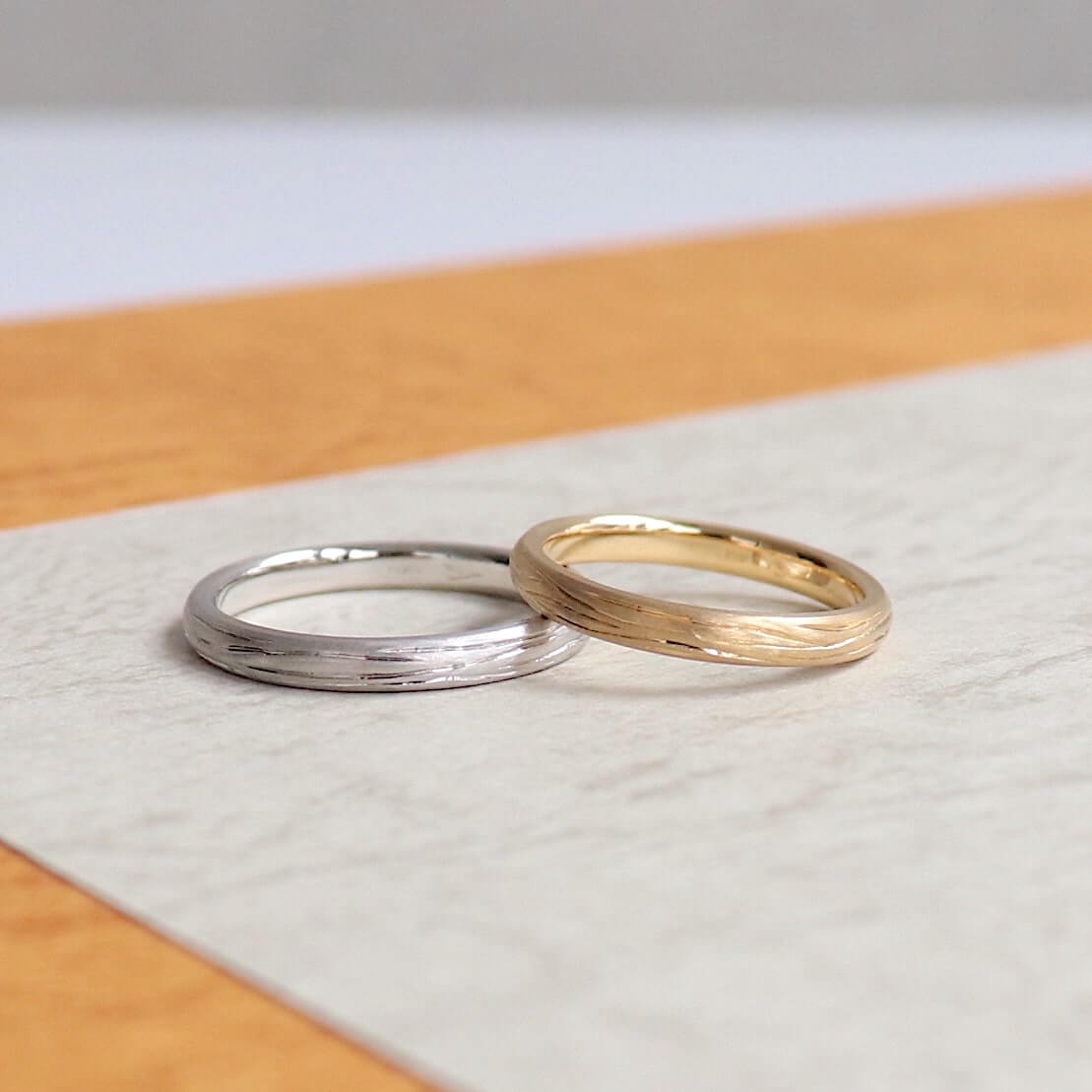 彫り模様のカジュアルな結婚指輪
