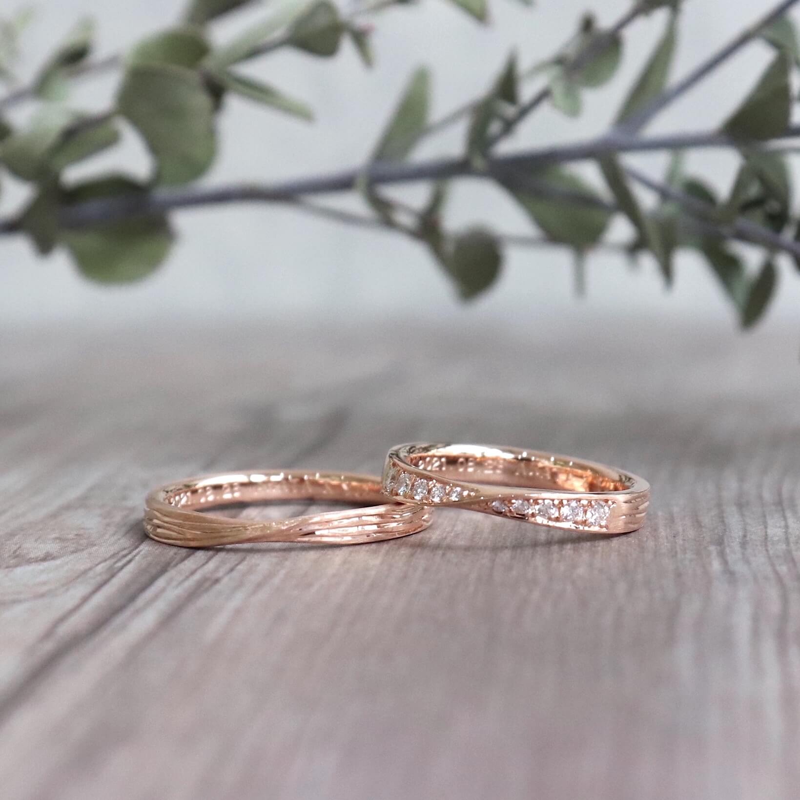 彫り模様のひねりの結婚指輪