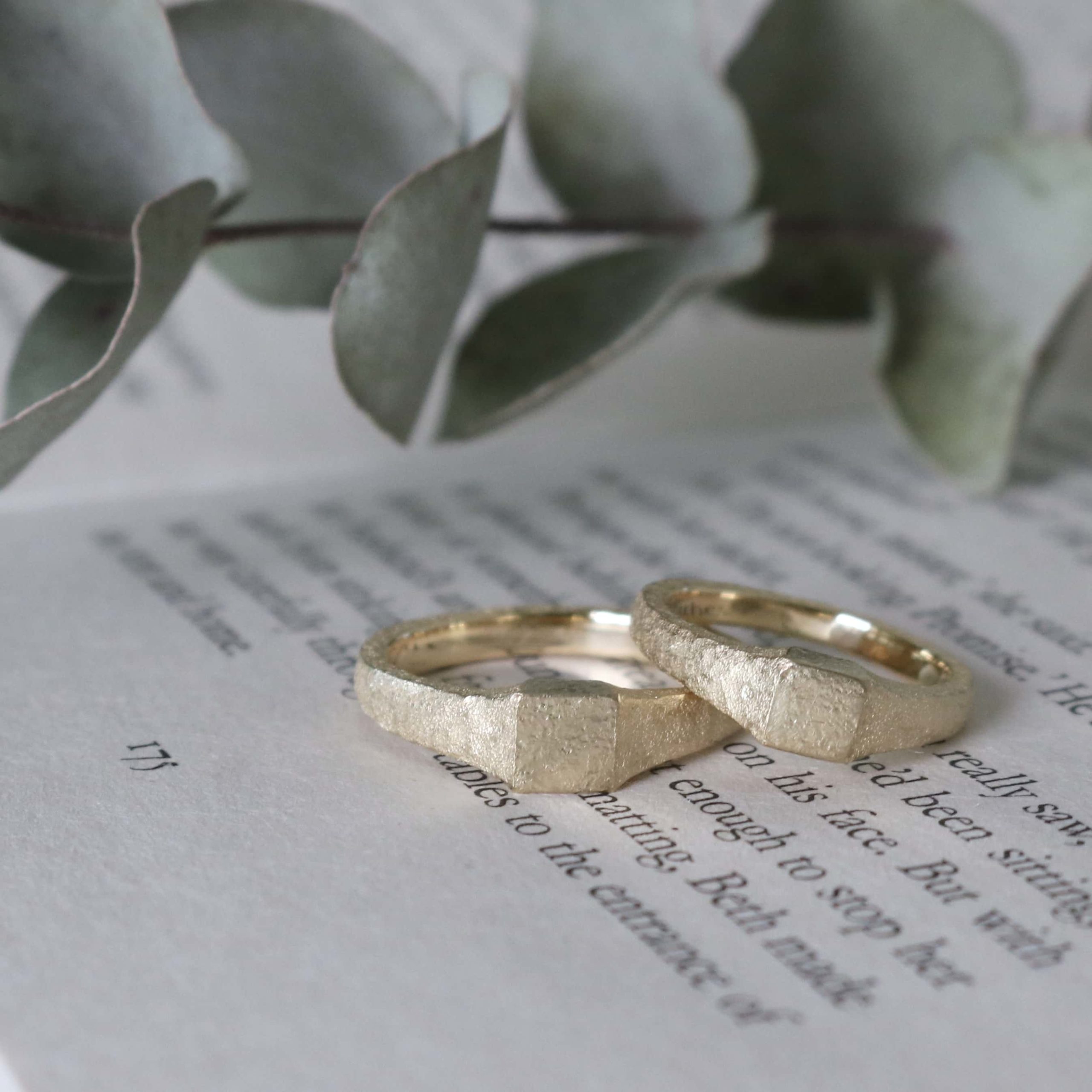 錆と鎚目の印台デザインの結婚指輪