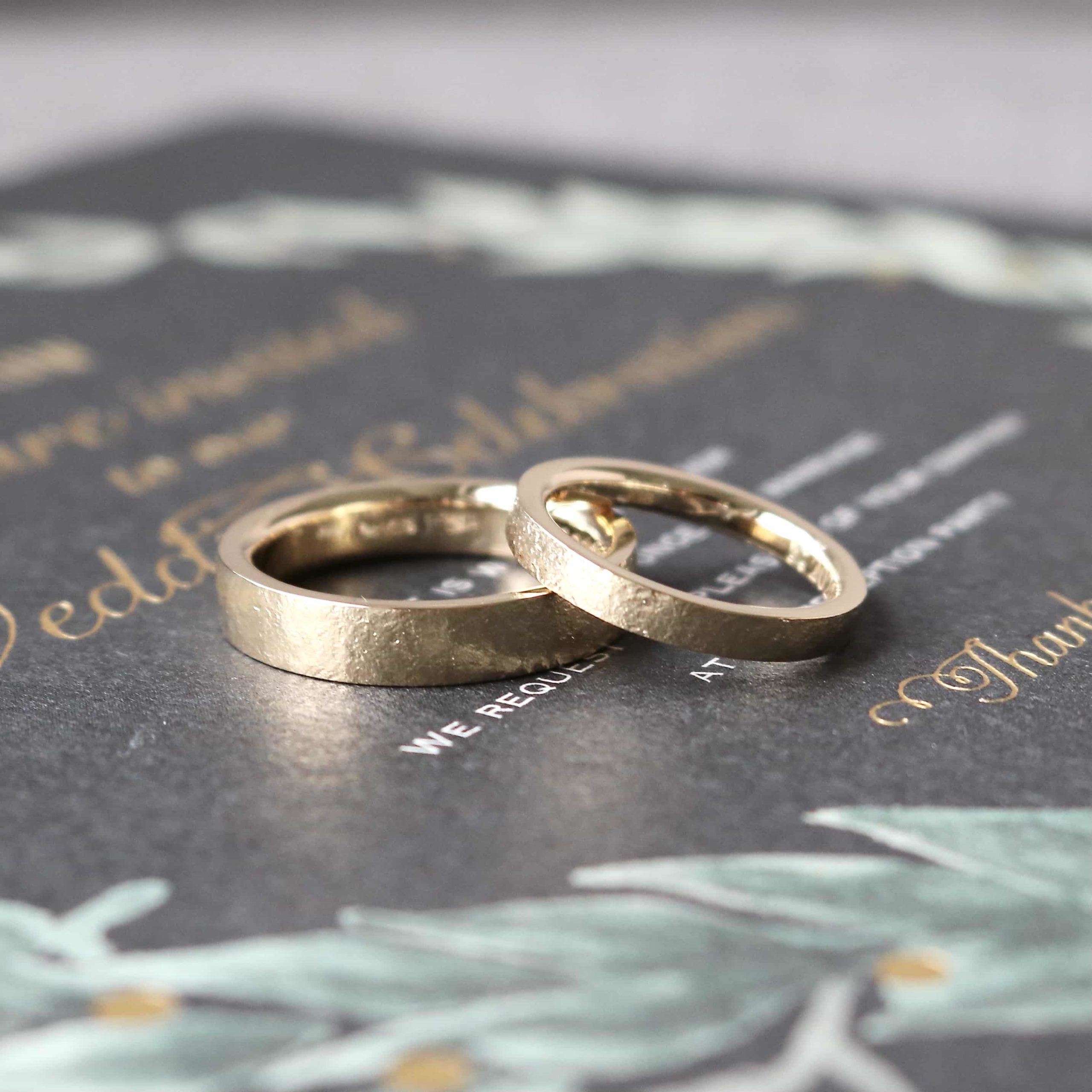 錆加工のイエローゴールド結婚指輪