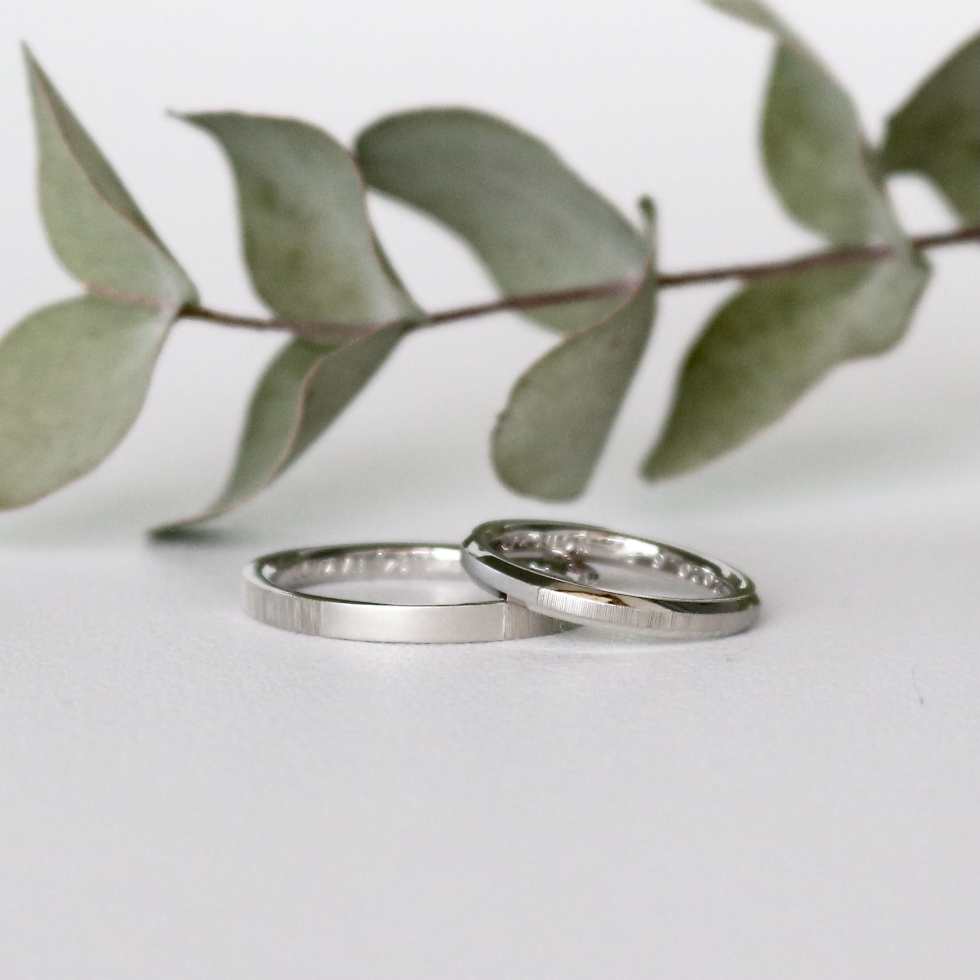 指輪の一部を交換してお揃い感を大切にした、デザイン違いの結婚指輪