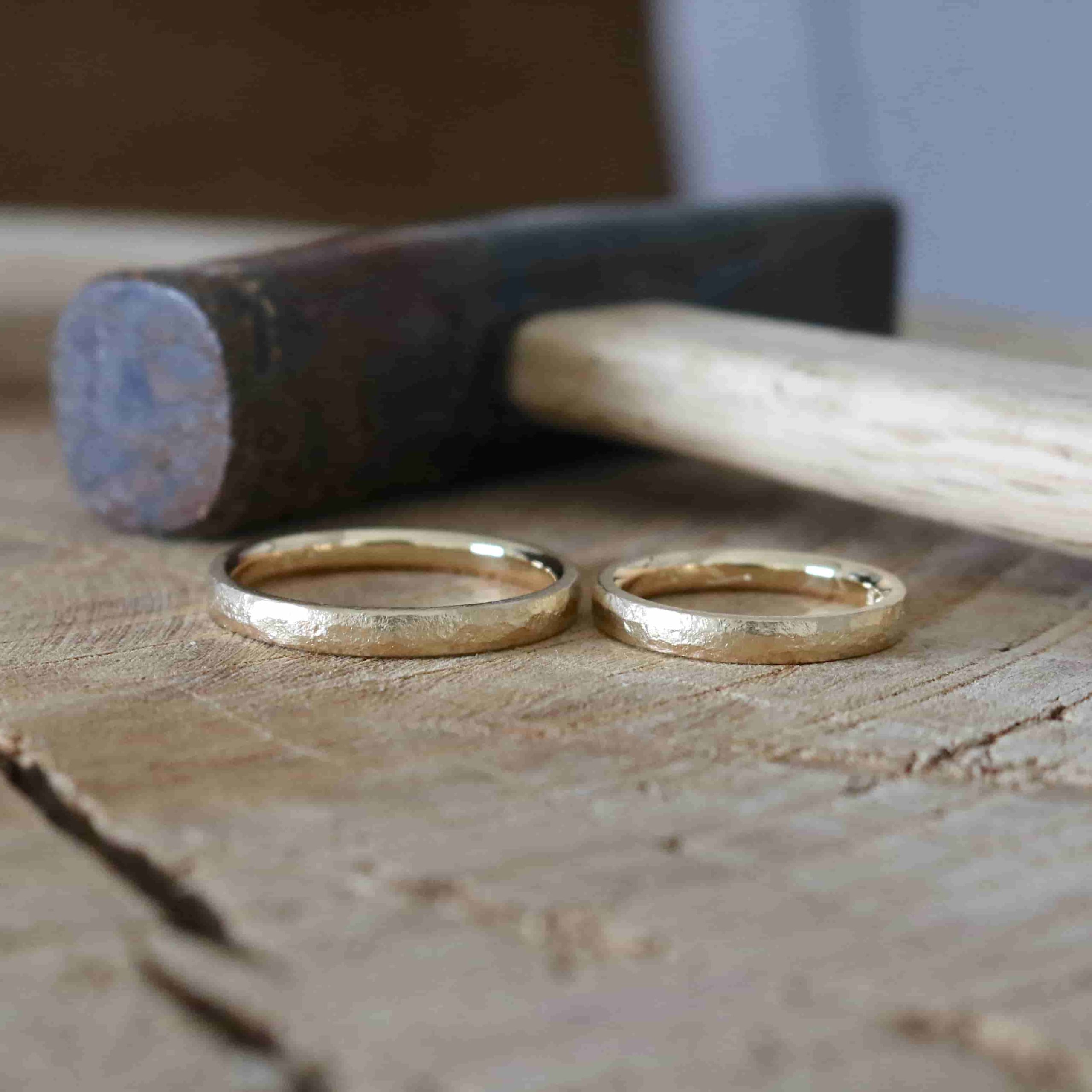アンティーク調の鎚目の結婚指輪
