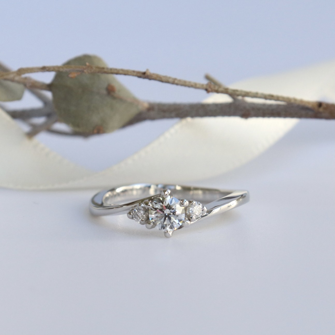 ダイヤが輝くプラチナの婚約指輪