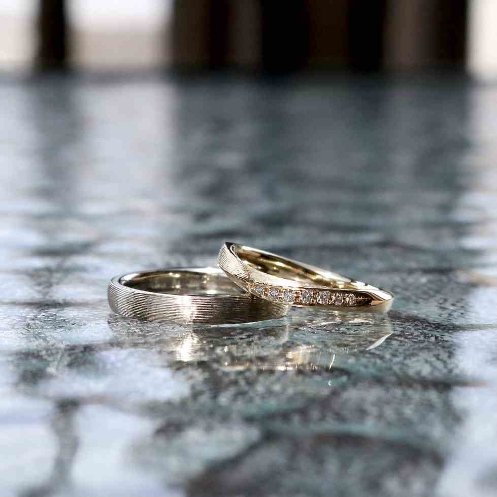ライン彫りで合わせたフォルム違いの結婚指輪