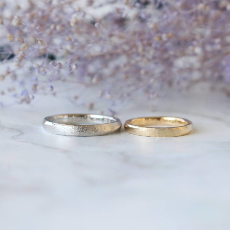 2つの質感が施されたラインが美しい結婚指輪