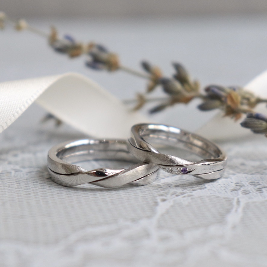 プラチナ一色で仕立てたギメルのお揃い結婚指輪