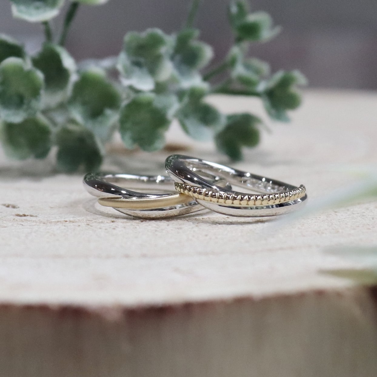 2つの素材を組み合わせたカーブの結婚指輪