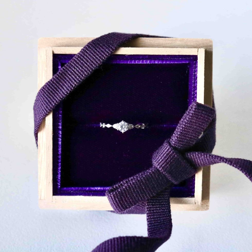 ダイヤモンドをあしらった婚約指輪｜様々なデザインと魅力を紹介