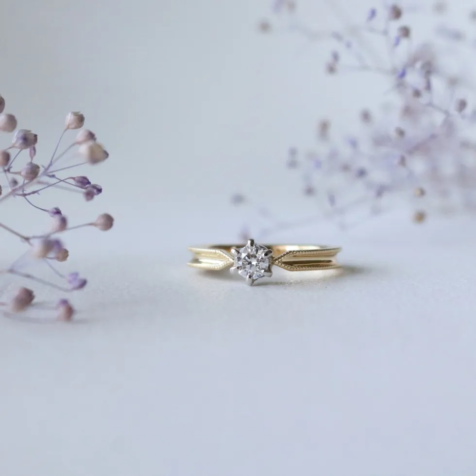 2色の地金が華やかな印象の婚約指輪