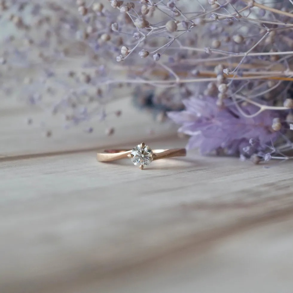 ひねりのラインが美しいピンクゴールドの婚約指輪