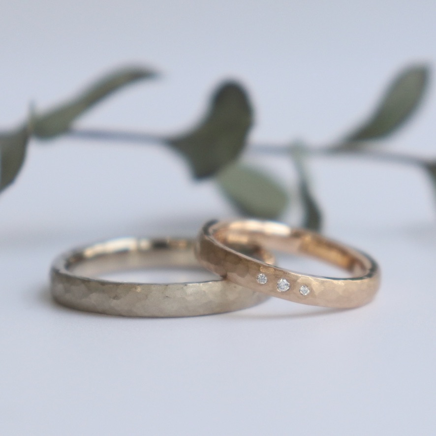 鎚目の凹凸とマットな仕様がお揃いの結婚指輪