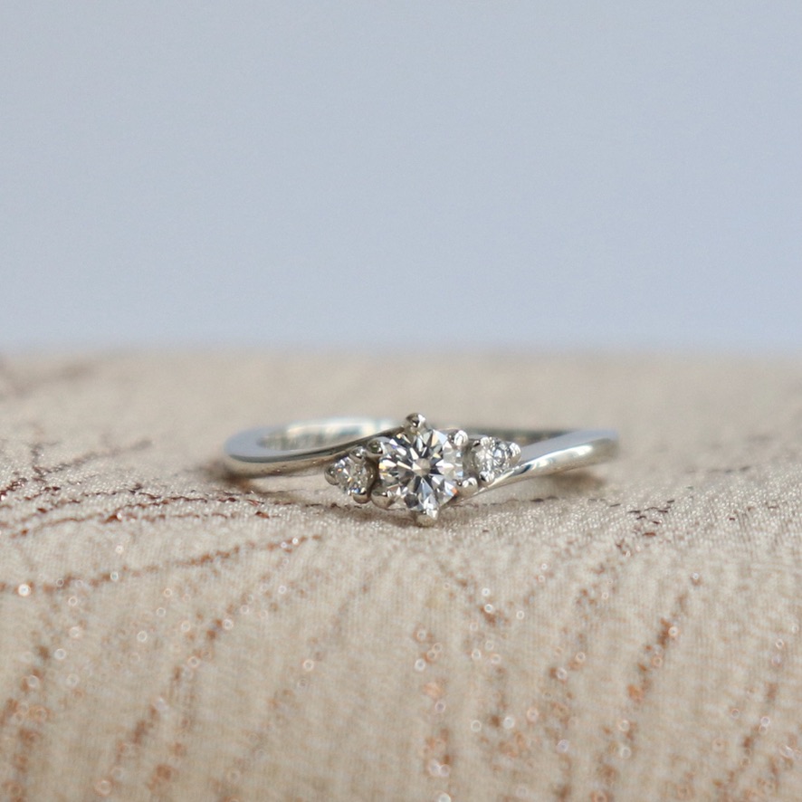 ウェーブのラインが美しいプラチナの婚約指輪