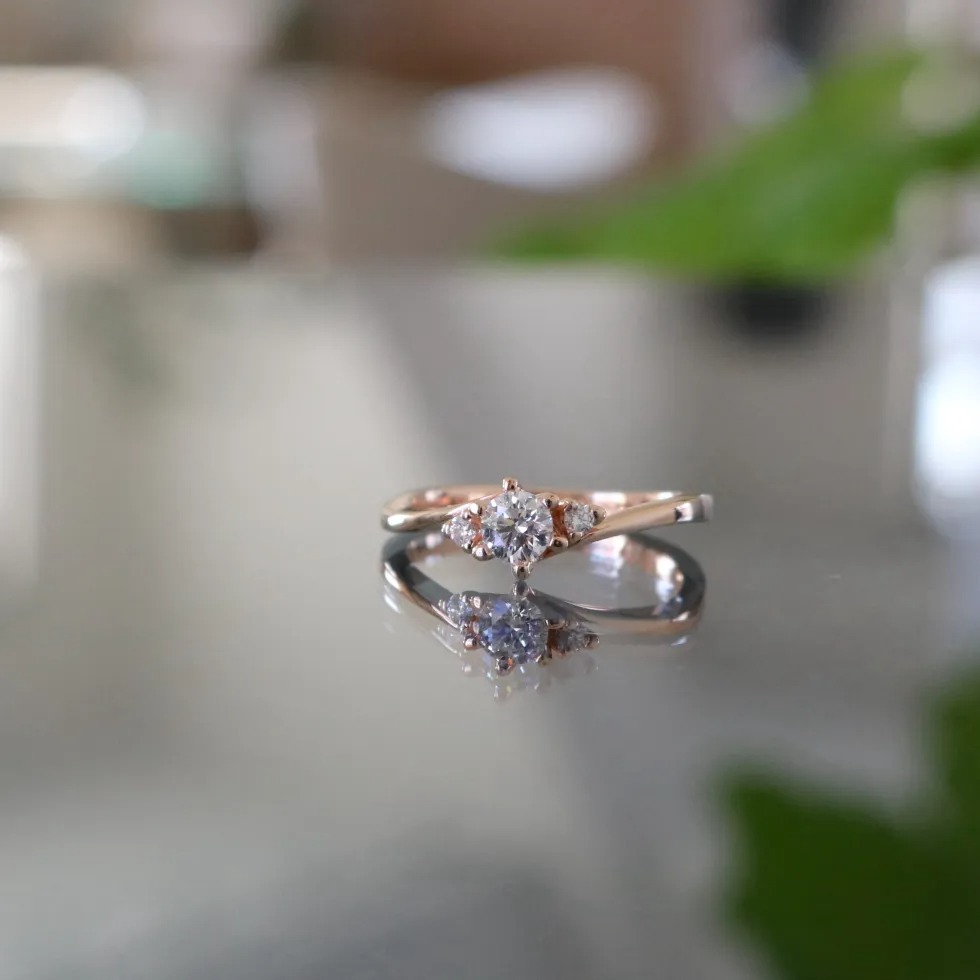 しなやかなカーブが美しい、ピンクゴールドの婚約指輪