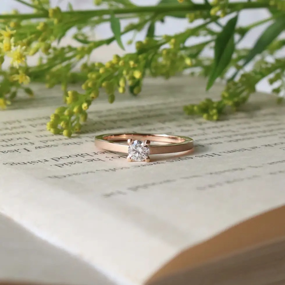 平打ちフォルムがすっきりとした印象の婚約指輪