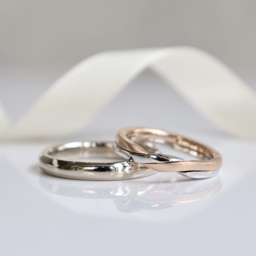 ストレートのフォルムを共通点にしたデザイン違いの結婚指輪
