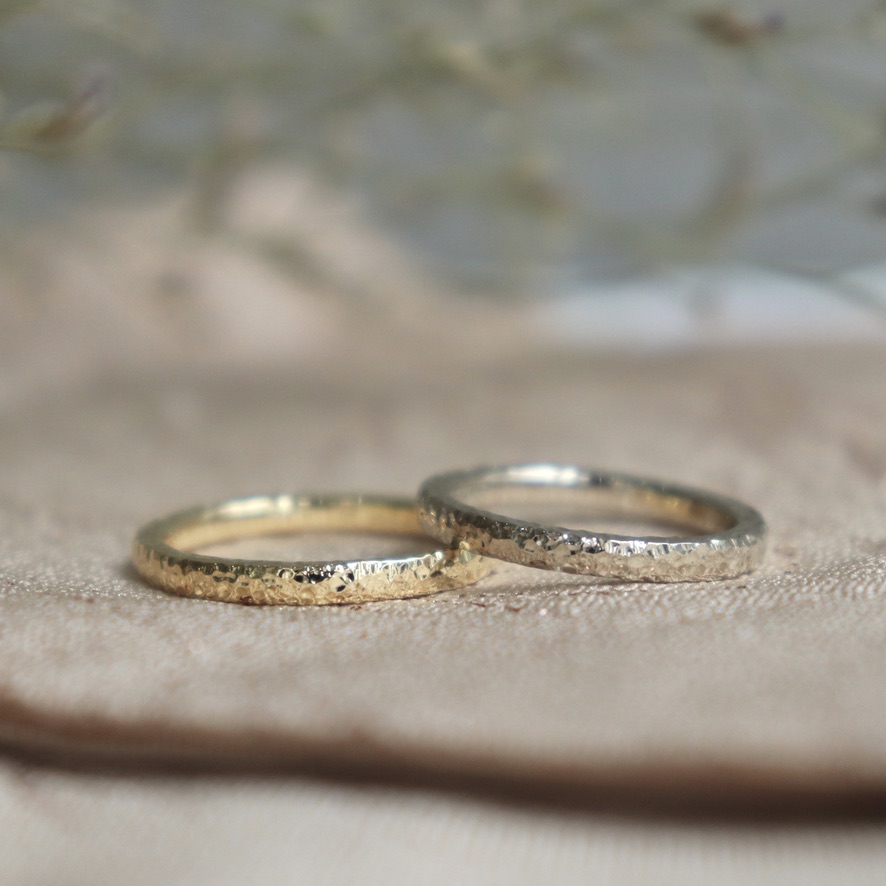 キラキラと小さな鎚目が輝く結婚指輪
