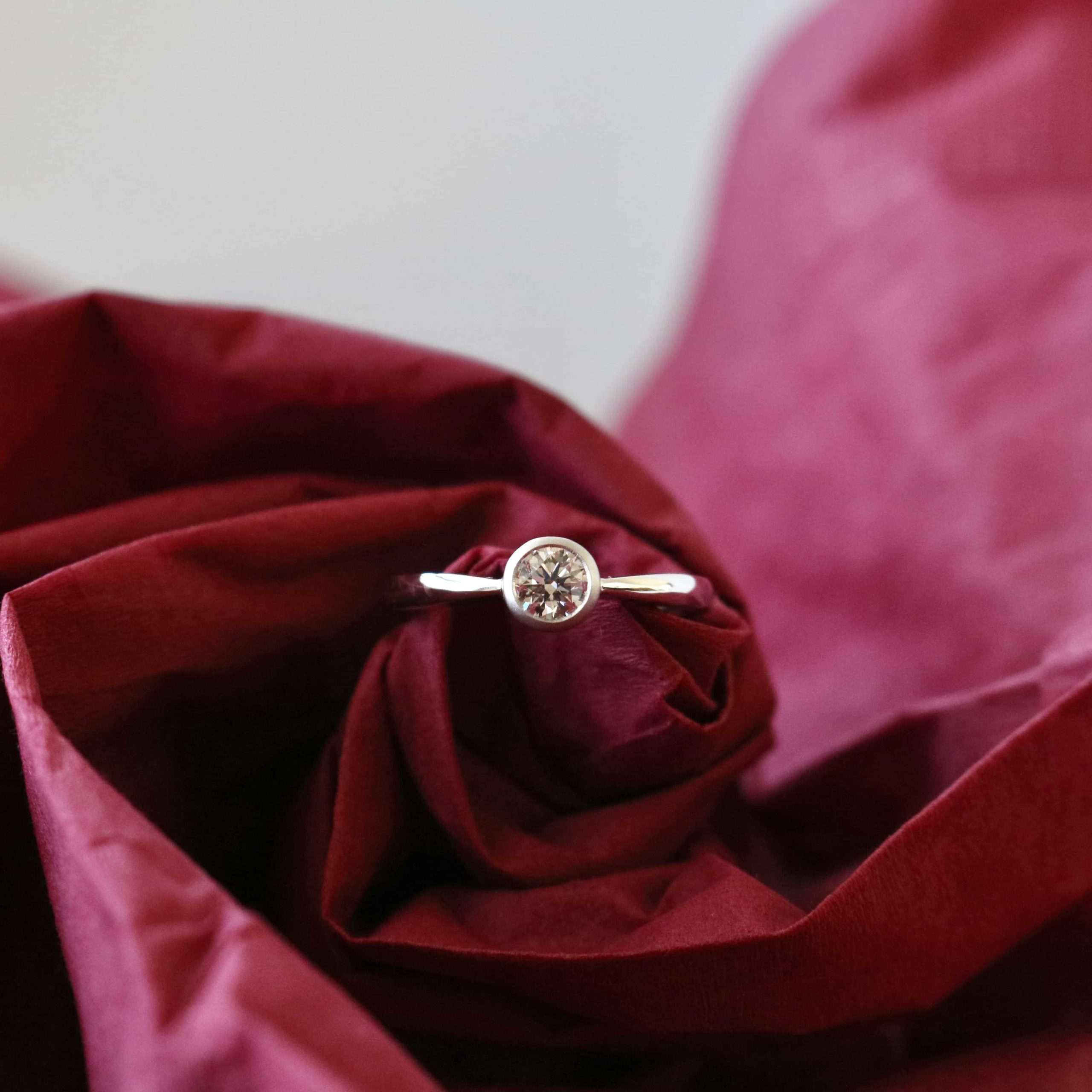 愛らしい覆輪が魅力的な婚約指輪
