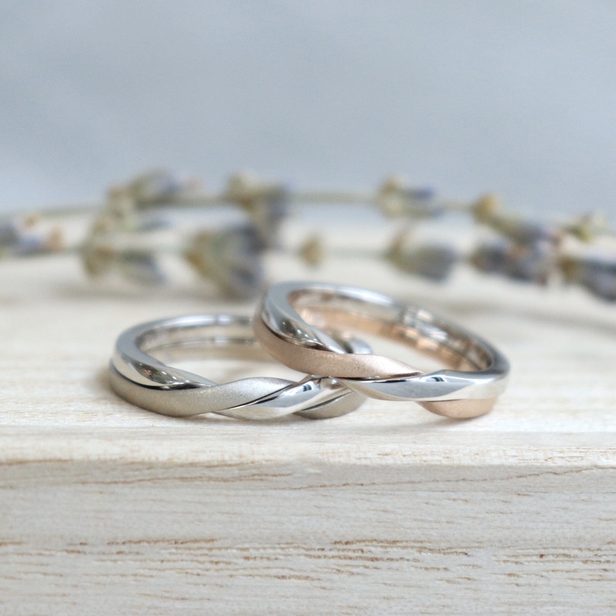 夫婦を表すギメルリングにうさぎの刻印が入った特別な結婚指輪
