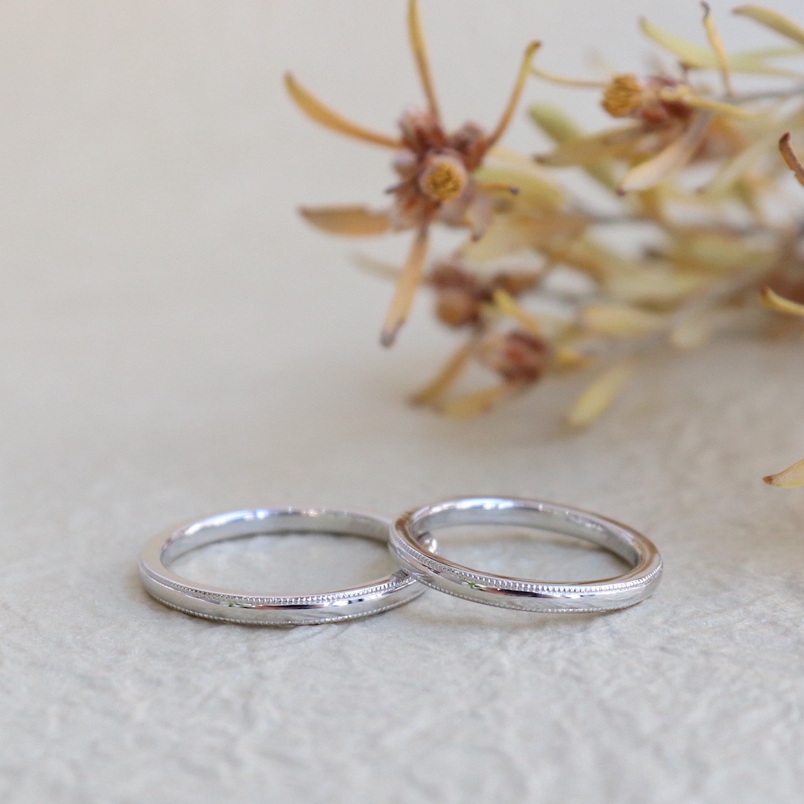 ミルグレインを打った繊細な印象の細身の結婚指輪