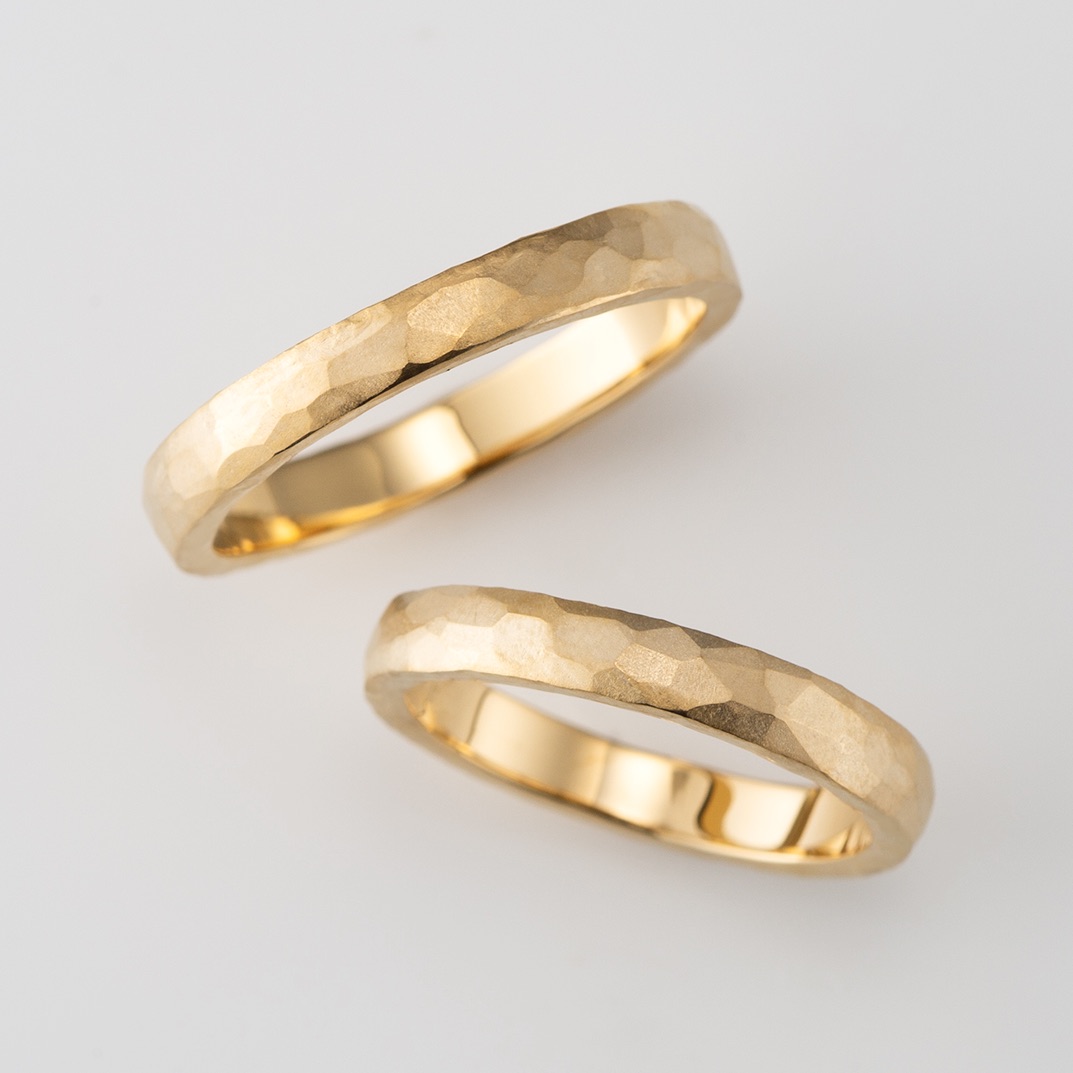 イエローゴールドに施した凹凸の鎚目がかっこいい鍛造製法の結婚指輪