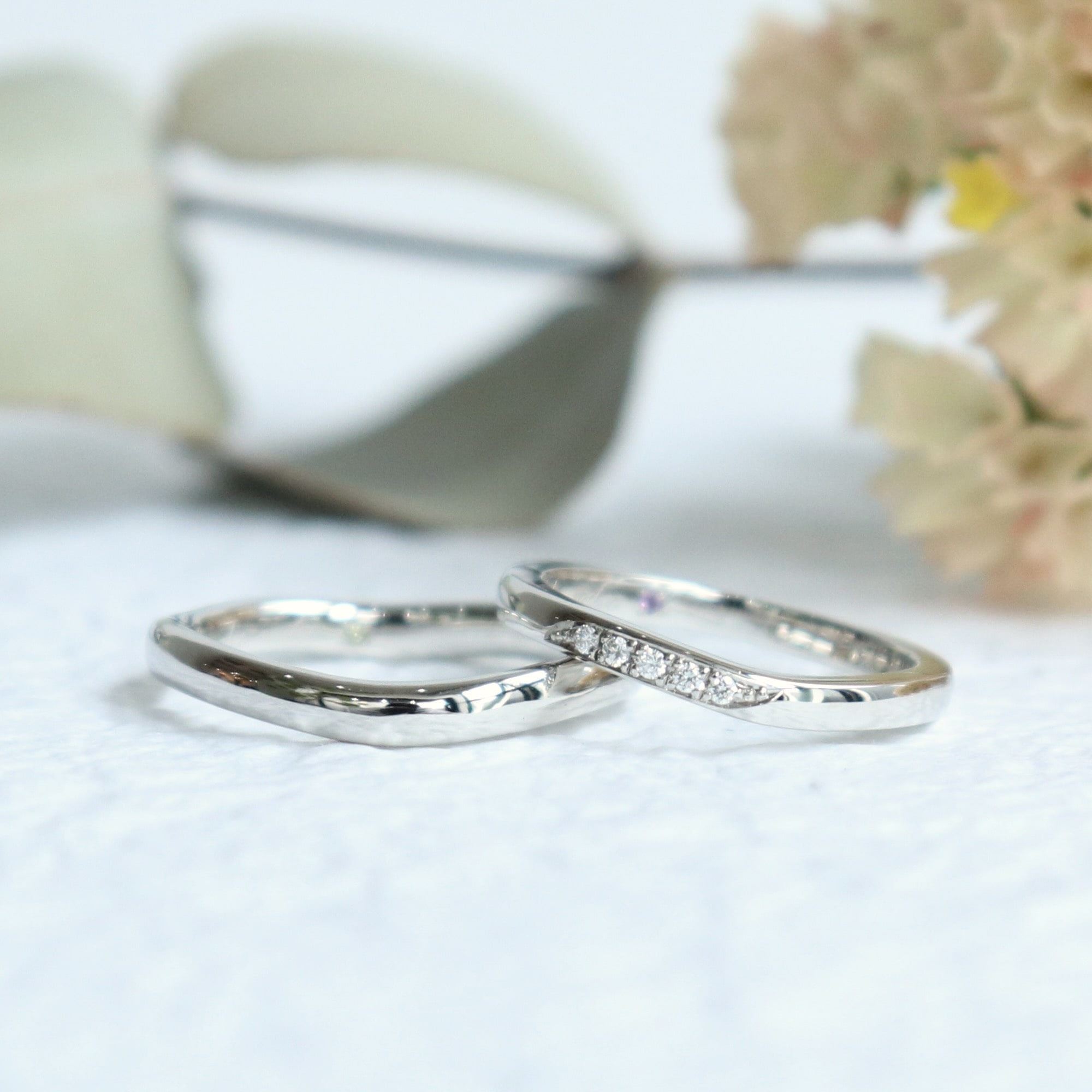 中心のウェーブを合わせたお揃い感のあるプラチナの結婚指輪