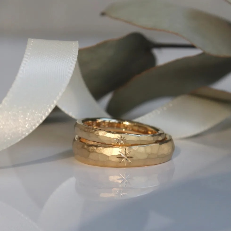 ワンポイントの彫りが煌めく幅違いの結婚指輪