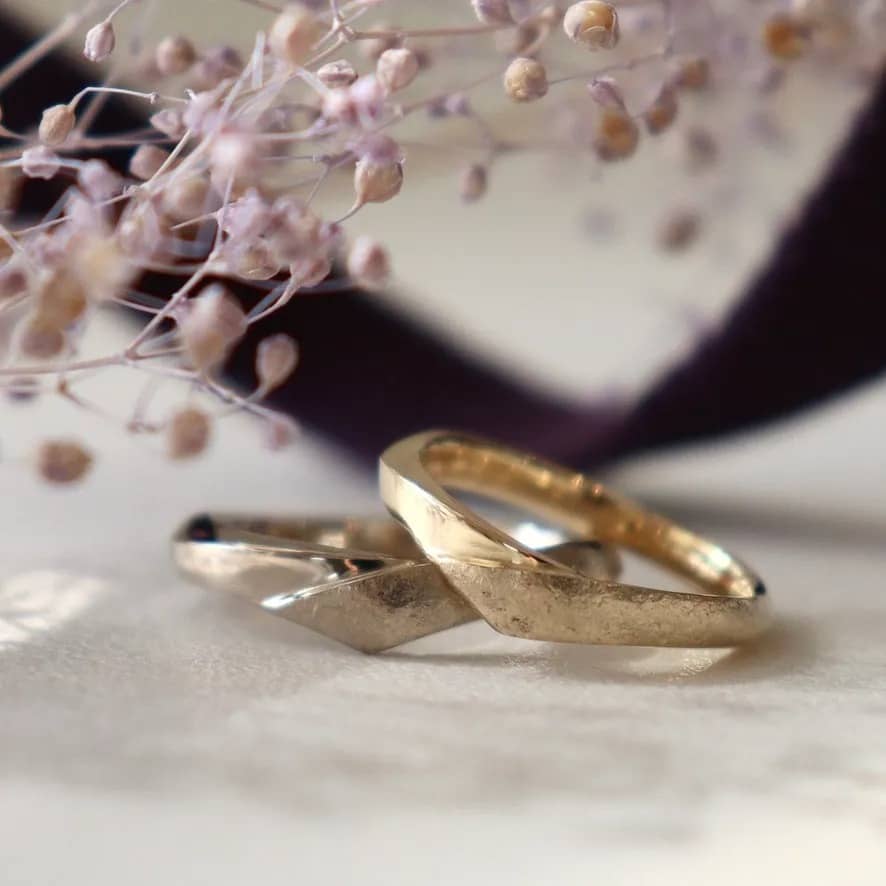 錆の質感が”和”を感じさせる結婚指輪