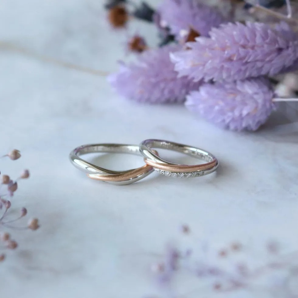 しなやかなU字フォルムとピンクゴールドが魅力的な結婚指輪