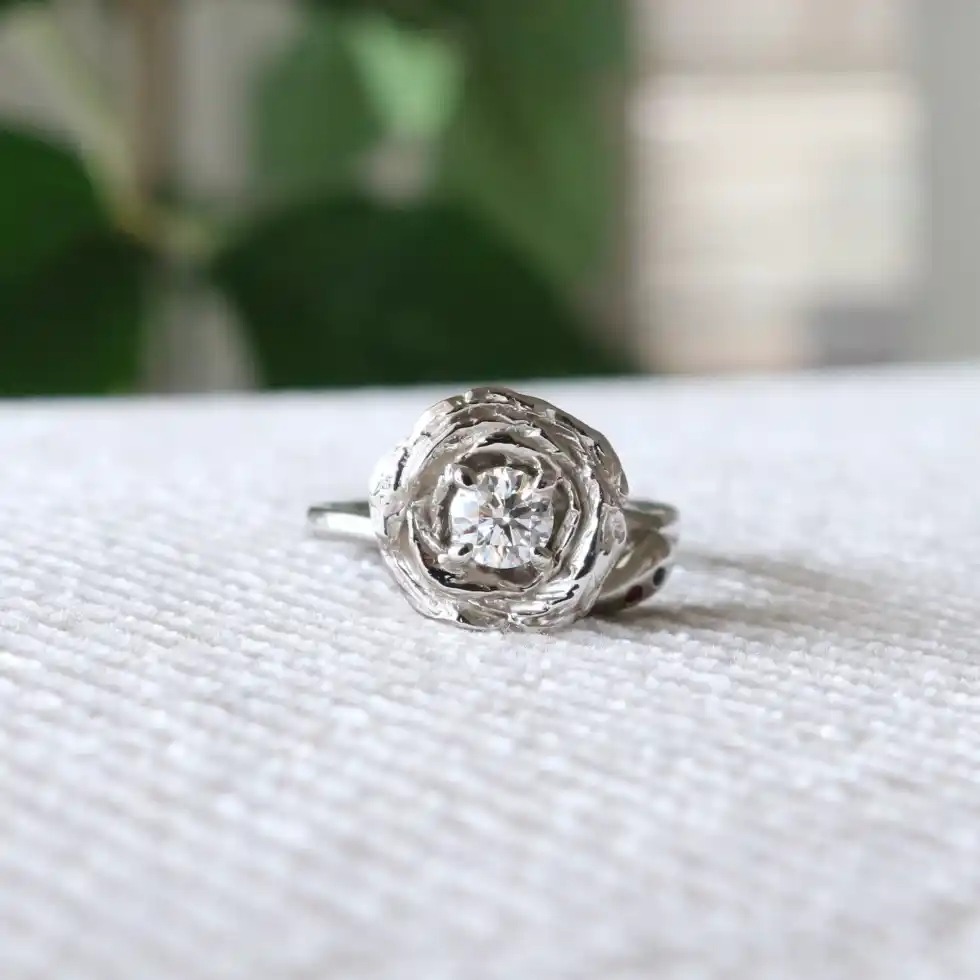 ダイヤモンドを包み込む薔薇が情熱的なフルオーダーの婚約指輪