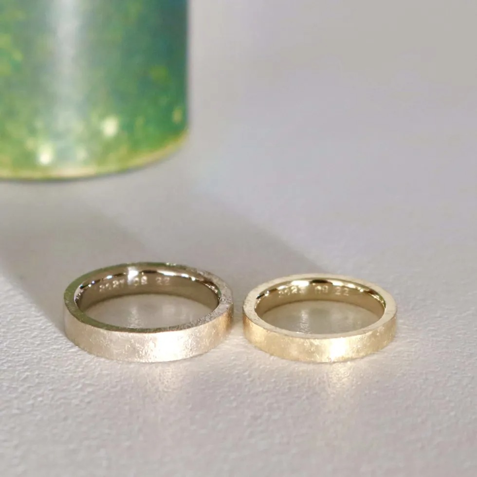 錆加工を施した重厚感のある平打ちの結婚指輪