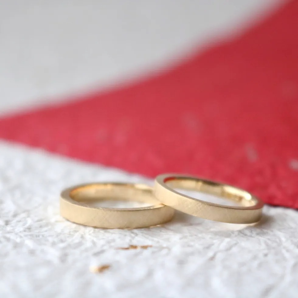 繊細なマット加工が美しいゴールドの結婚指輪
