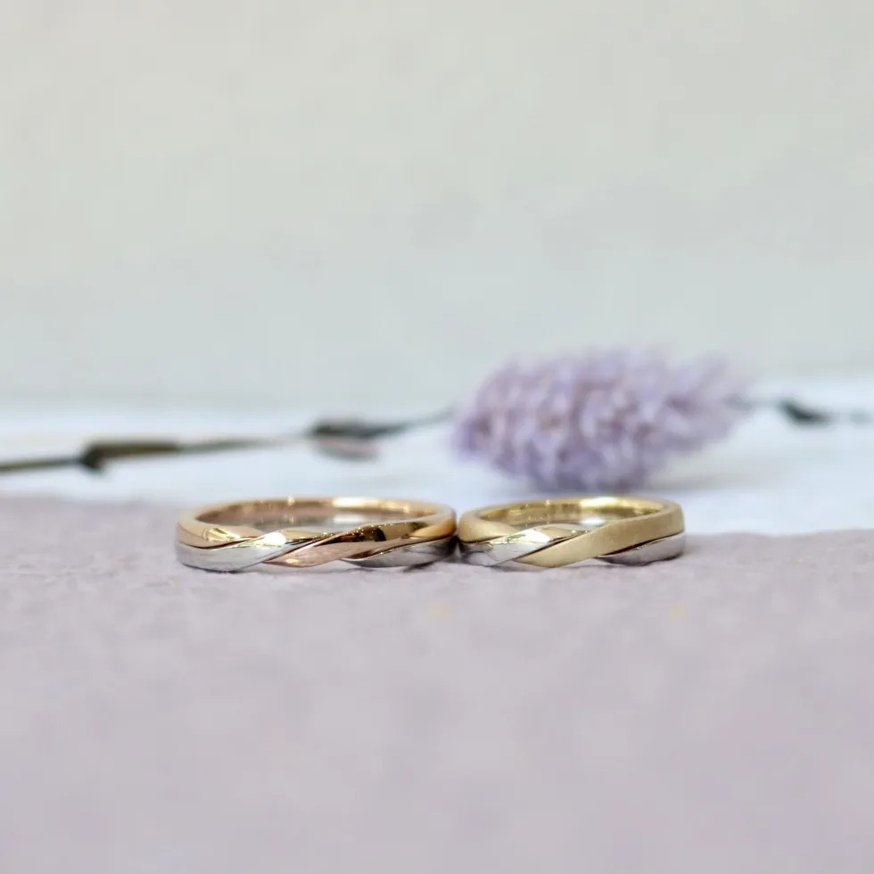 2色のリングが重なり合う、ギメルの結婚指輪